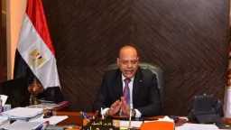 وزير العمل يعتمد صرف 800...