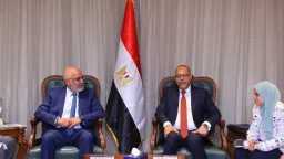 وزير العمل يبحث مع وفد...