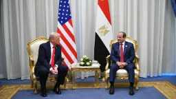 الرئيس السيسي يهدي ترامب قلادة...