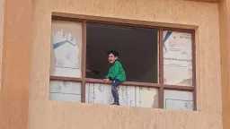 صورة طفل منسي في الفصل...