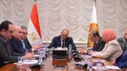وزير العمل يبحث مع قيادات...