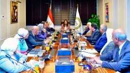 منال عوض تبحث المخرجات الفنية...