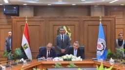 وزير العمل يوقع مع ...