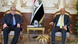 سفير العراق بالقاهرة يستقبل الطلاب...