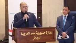 وزير العمل يعقد لقاءً موسعًا...