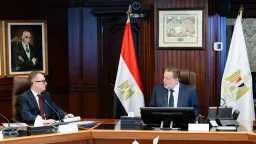 محافظ المركزي يجتمع مع وزير...