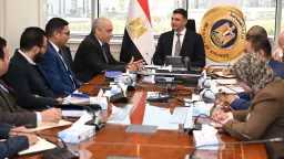 وزير الصناعة يبحث مع مجموعة...