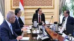 رئيس الوزراء يتابع موقف توافر...