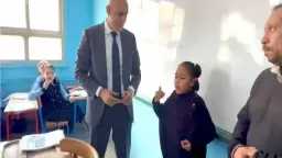 طالبة القراقرة الابتدائية تبهر وزير...