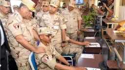 وزير الدفاع يتفقد إحدى وحدات...